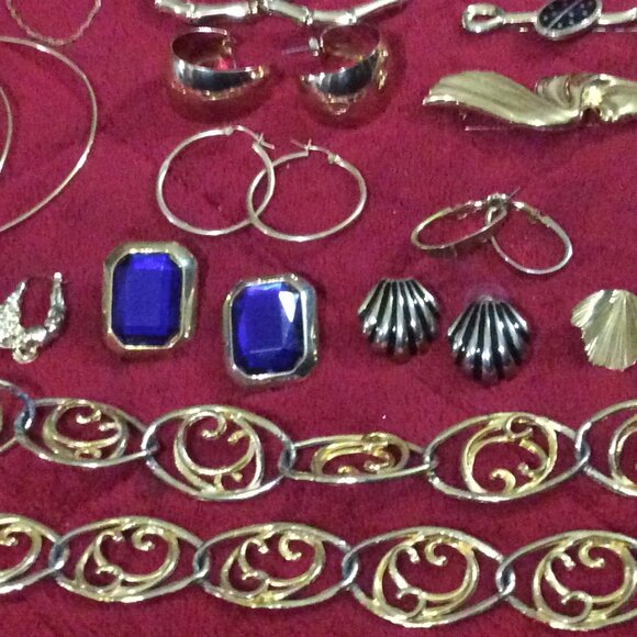 48 - Piece Lot of Gold Tone Vintage & Retro Jewelry **Last Lot** - Picture 15 of 16